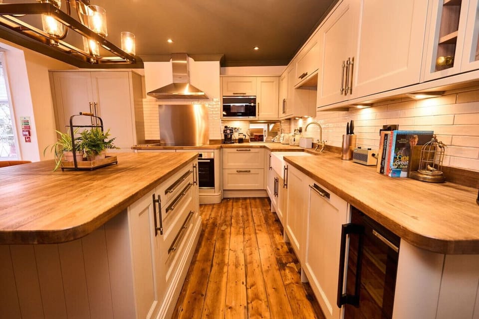 Spacious, modern chef-ready kitchen