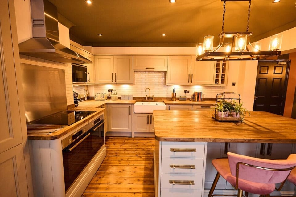 Spacious, modern chef-ready kitchen