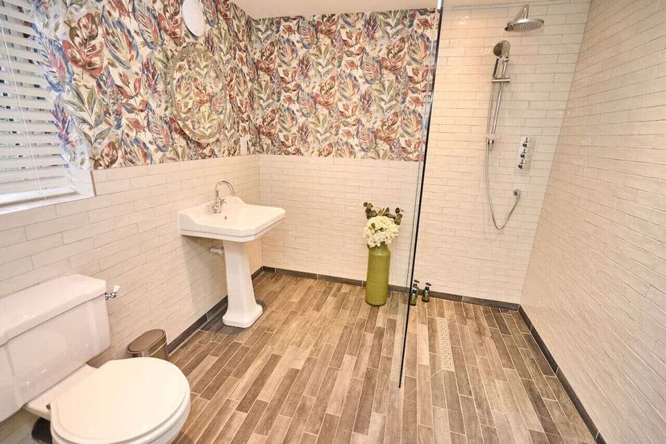 Spacious ground floor ensuite shower