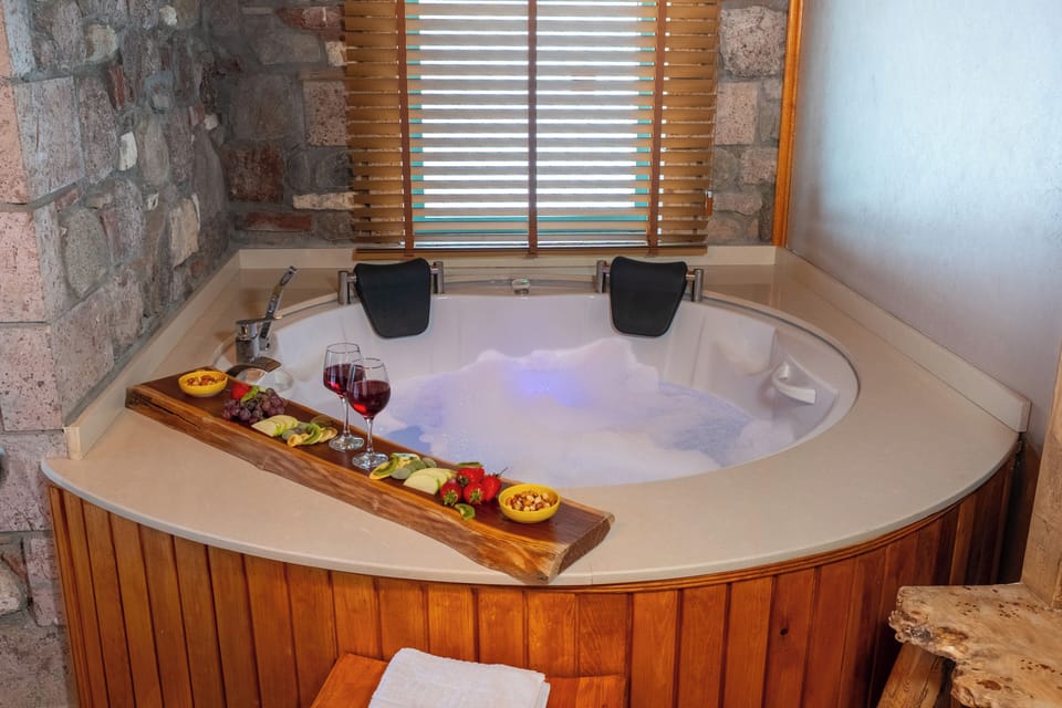 Queen Room (Jakuzi) | Jetted tub