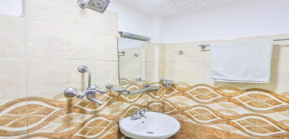 Deluxe Room | Bathroom | Shower, rainfall showerhead, towels, soap
