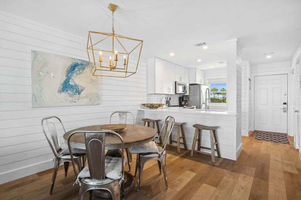 Dining area & breakfast bar