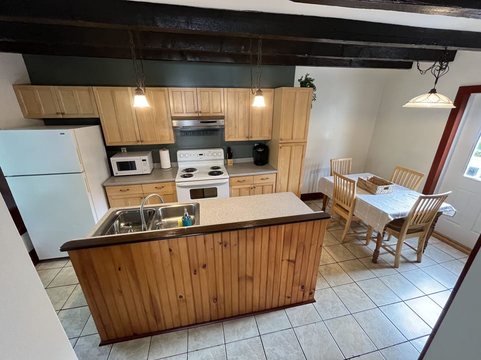 Comfort House | Private kitchen | Fridge, microwave, oven, stovetop
