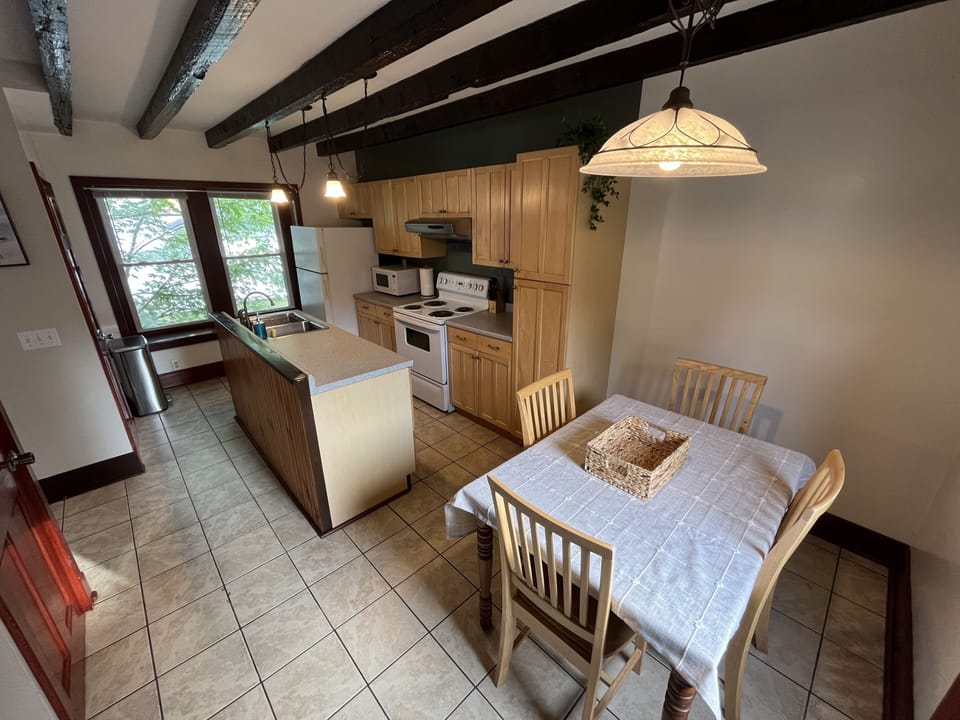 Comfort House | Private kitchen | Fridge, microwave, oven, stovetop