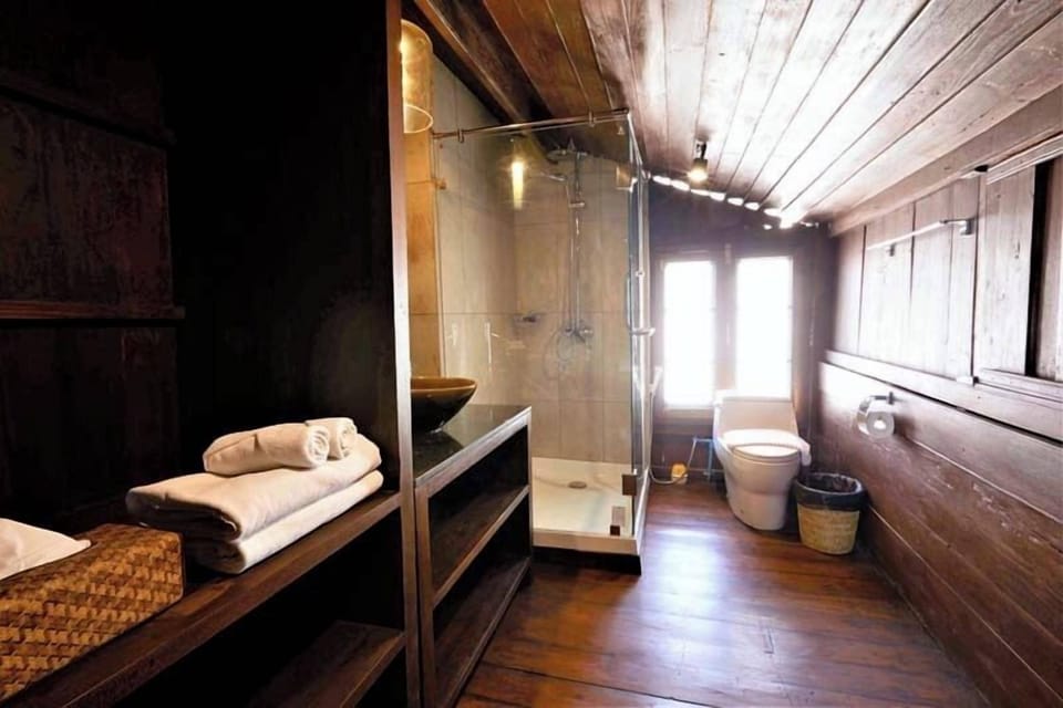 Grand Deluxe | Bathroom | Shower, rainfall showerhead, free toiletries, hair dryer