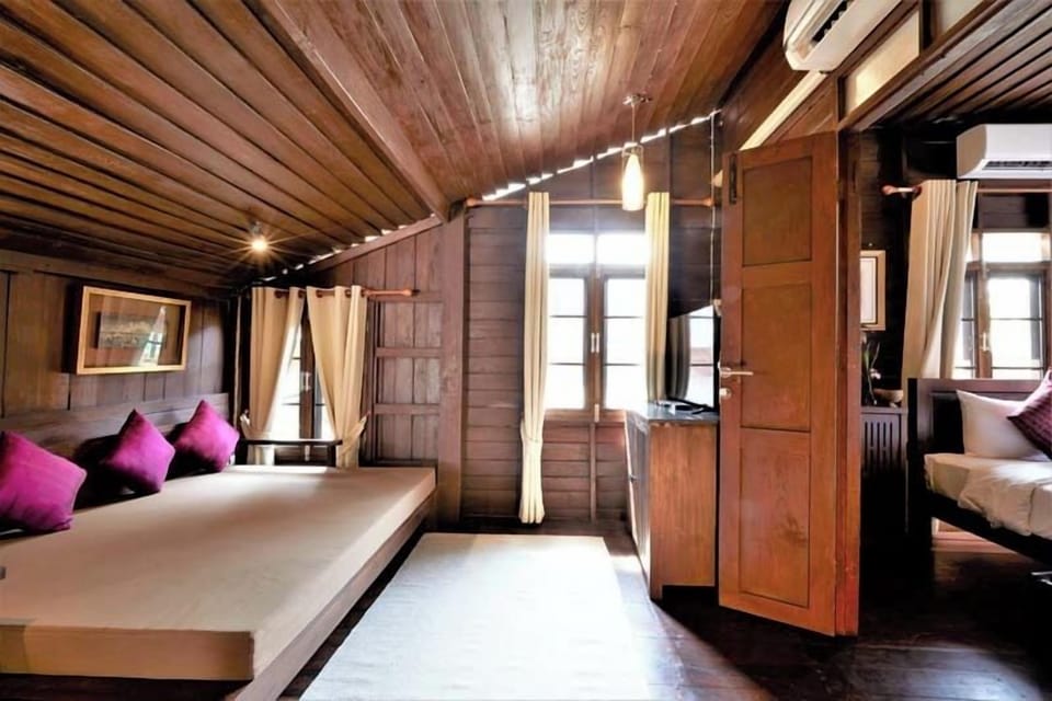 Grand Deluxe | Living area | TV