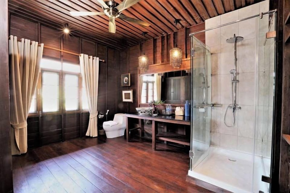 Grand Deluxe | Bathroom | Shower, rainfall showerhead, free toiletries, hair dryer
