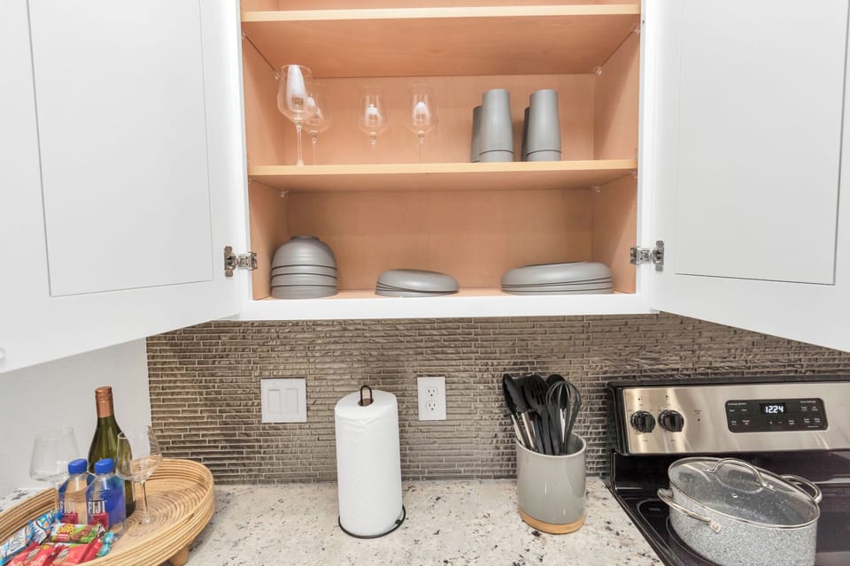Fully Stocked Kitchen (1)