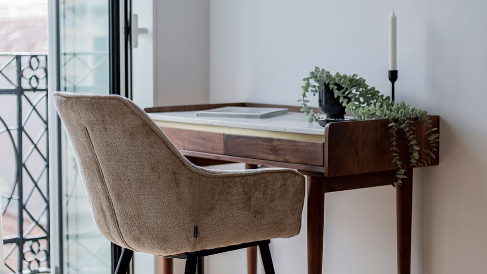 Modern and sophisticated 1-bedroom apartment with neutral colors, bright ambiance, and cutting-edge technology for a stylish and high-tech living experience.
#lovelystay