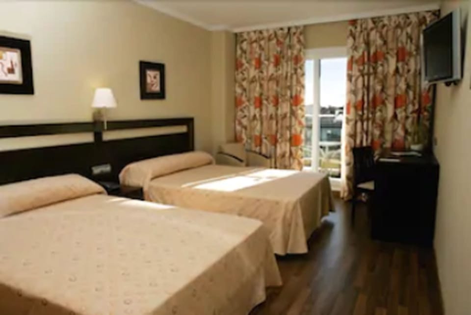 Minibar, in-room safe, desk, WiFi (free)