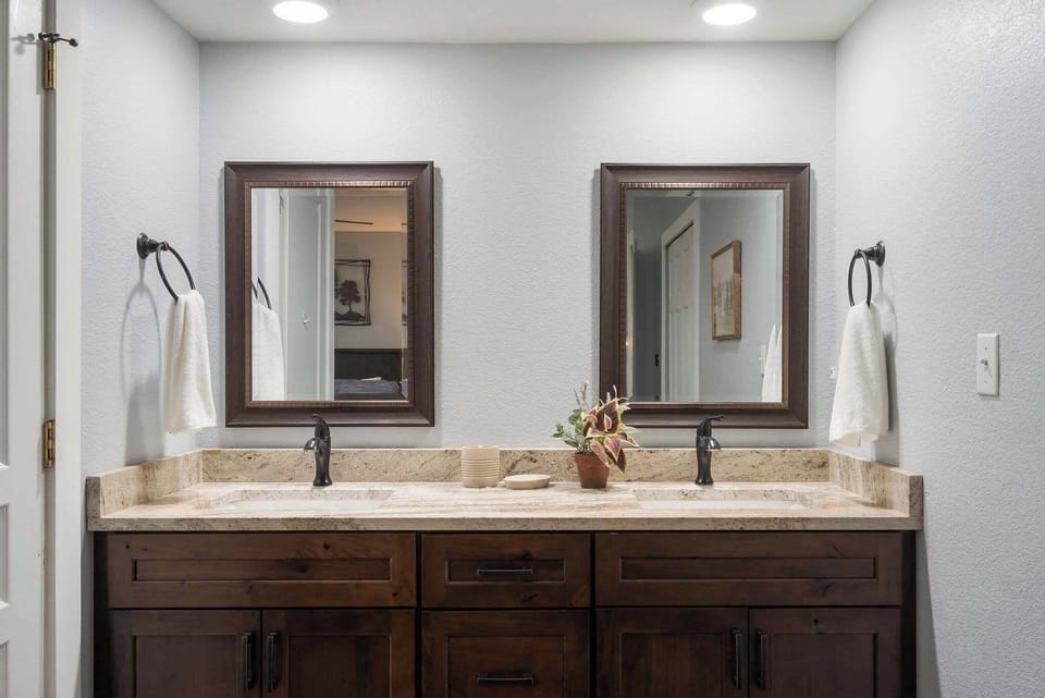 Brookside Getaway - Spacious Sunroom Apartment in Branson