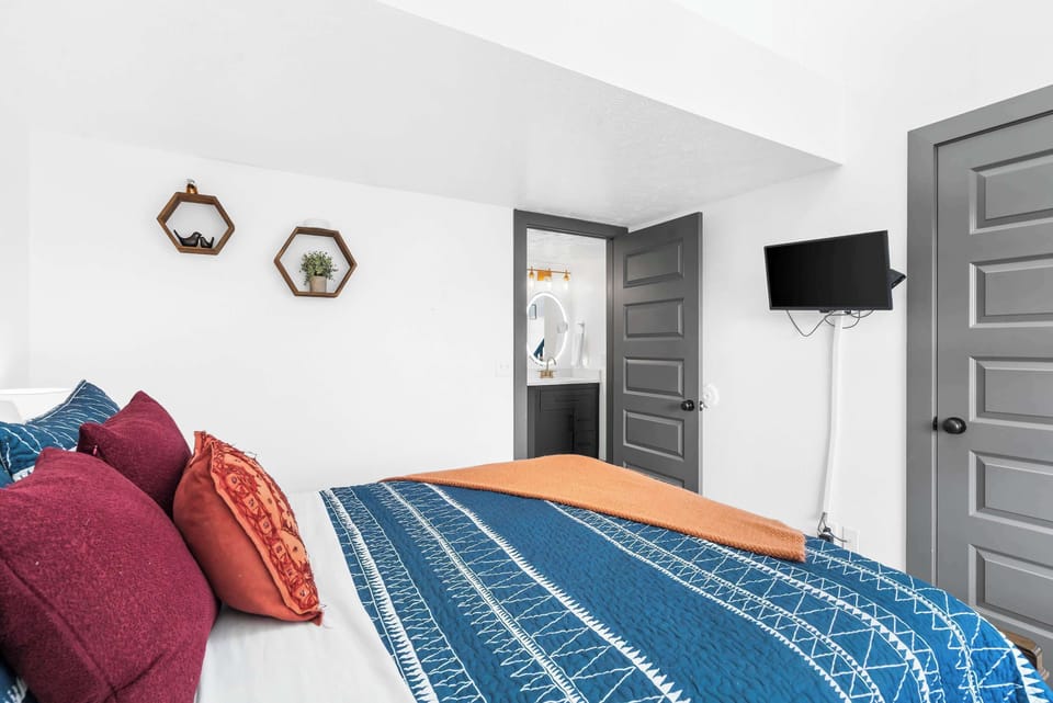 Escape to the Pond View Oasis - Resort Amenities Apartment in Branson