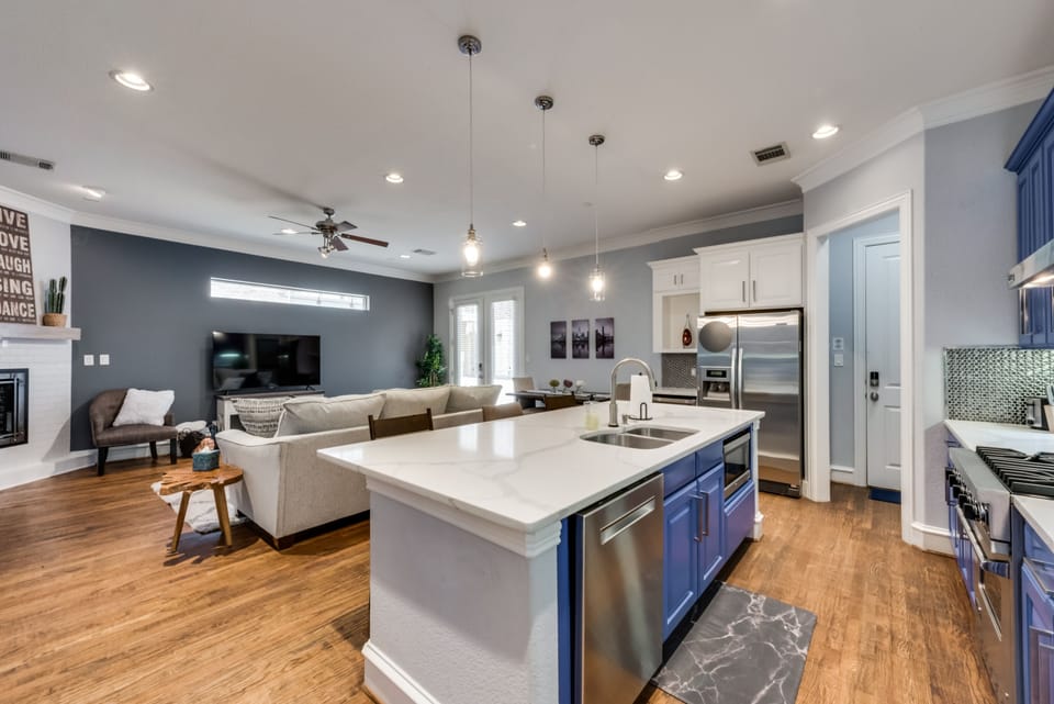 Stunning eat-in kitchen!