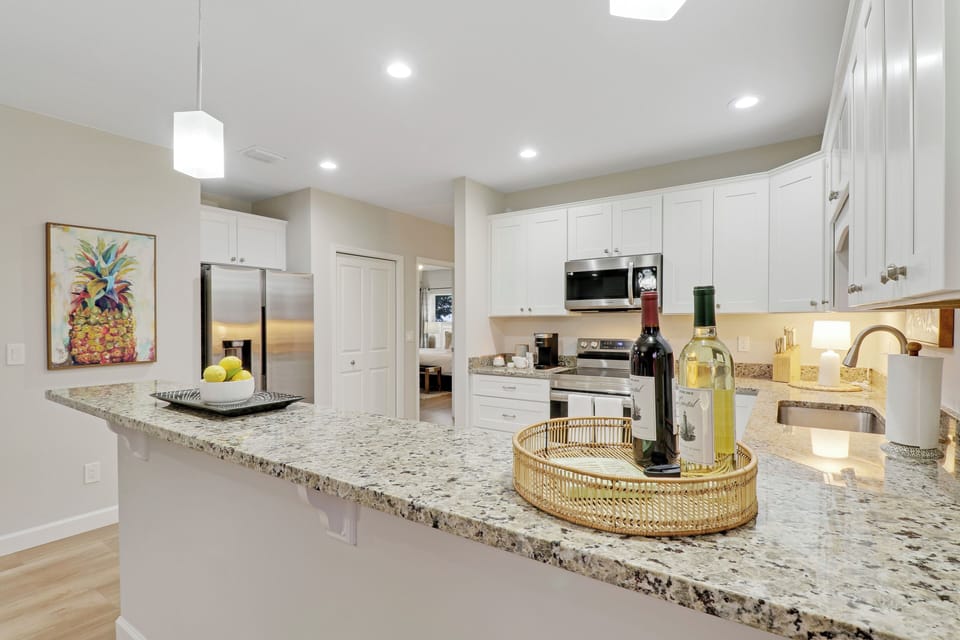 Kitchen passthrough to dining area