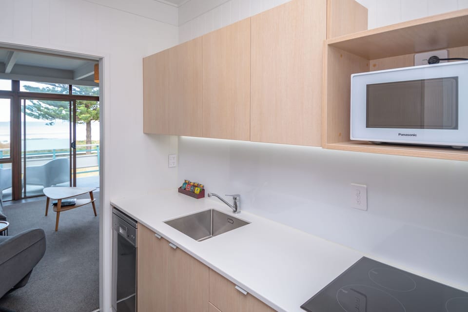 Superior Apartment, Balcony, Sea View | Private kitchen | Microwave, stovetop, electric kettle, cookware/dishes/utensils
