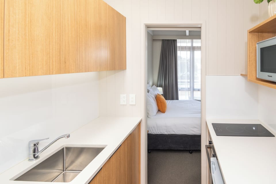Superior Apartment, Balcony, Sea View | Private kitchen | Microwave, stovetop, electric kettle, cookware/dishes/utensils