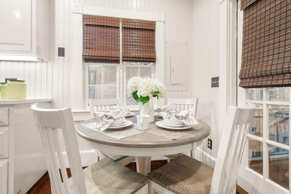 Dining Nook with Table for 4