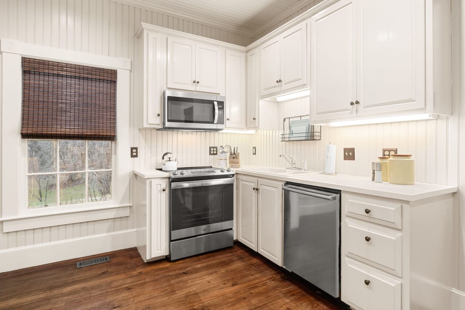 Lots of small appliances for your cooking needs