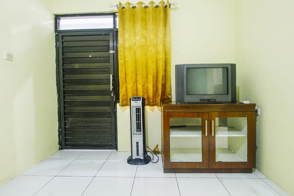 Basic Double Room | Laptop workspace, free WiFi, bed sheets