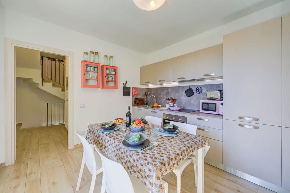Family Apartment, Multiple Bedrooms, 2 Bathrooms (Henry-Historic Center 300m From Lake) | Dining