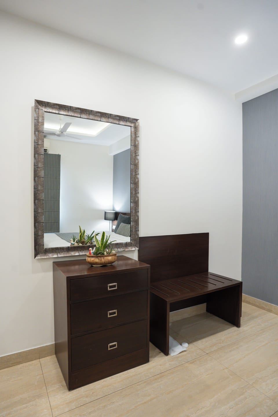 Suite | In-room safe, desk, laptop workspace, blackout drapes