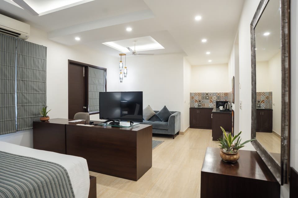 Suite | Living area | 32-inch flat-screen TV with cable channels, TV