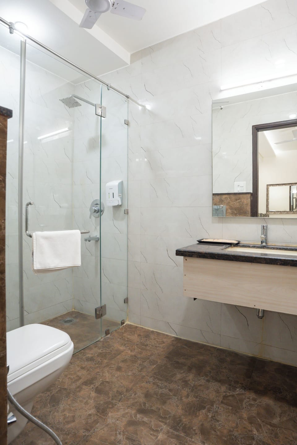 Deluxe Room | Bathroom | Shower, free toiletries, hair dryer, slippers