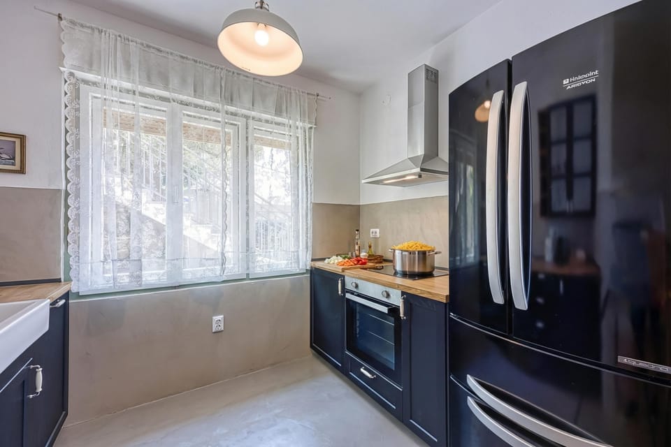 Standard Apartment, 2 Bedrooms, 2 Bathrooms (Enolabee Harbour View Apartment) | Private kitchen