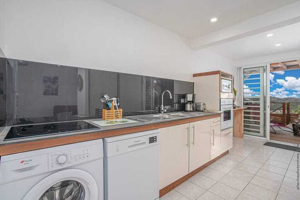 Villa Canopée - A large, well-equipped kitchen opening onto the terrace.