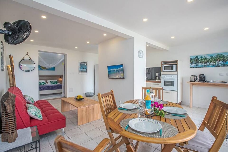 Villa Canopée - The dining area and the living room open onto the terrace. (3)