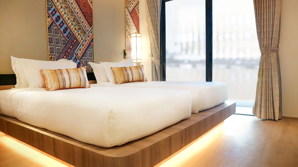 Deluxe Twin Room | Minibar, in-room safe, desk, laptop workspace