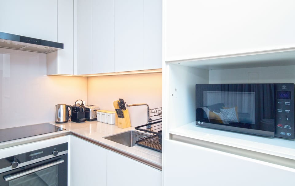 Luxury Apartment, 1 King Bed, City View | Private kitchen | Fridge, microwave, oven, stovetop