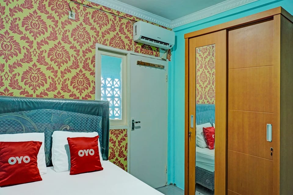 Laptop workspace, free WiFi, bed sheets