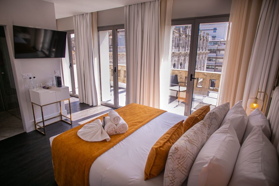 Junior Suite, Balcony (Aliados View) | Premium bedding, minibar, in-room safe, soundproofing