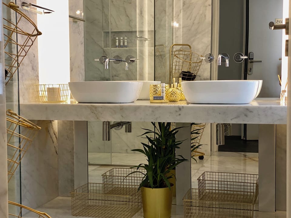 Shower, rainfall showerhead, free toiletries, towels