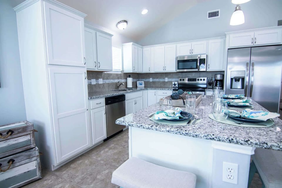 House, Multiple Beds, Pool Access, Pool View (Off da Hook) | Private kitchen | Fridge, microwave, oven, stovetop