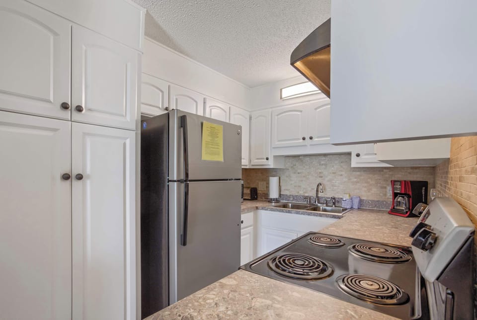 Condo, Multiple Beds, Balcony, Ocean View (Sunrise…Sunset) | Private kitchen | Fridge, microwave, oven, stovetop