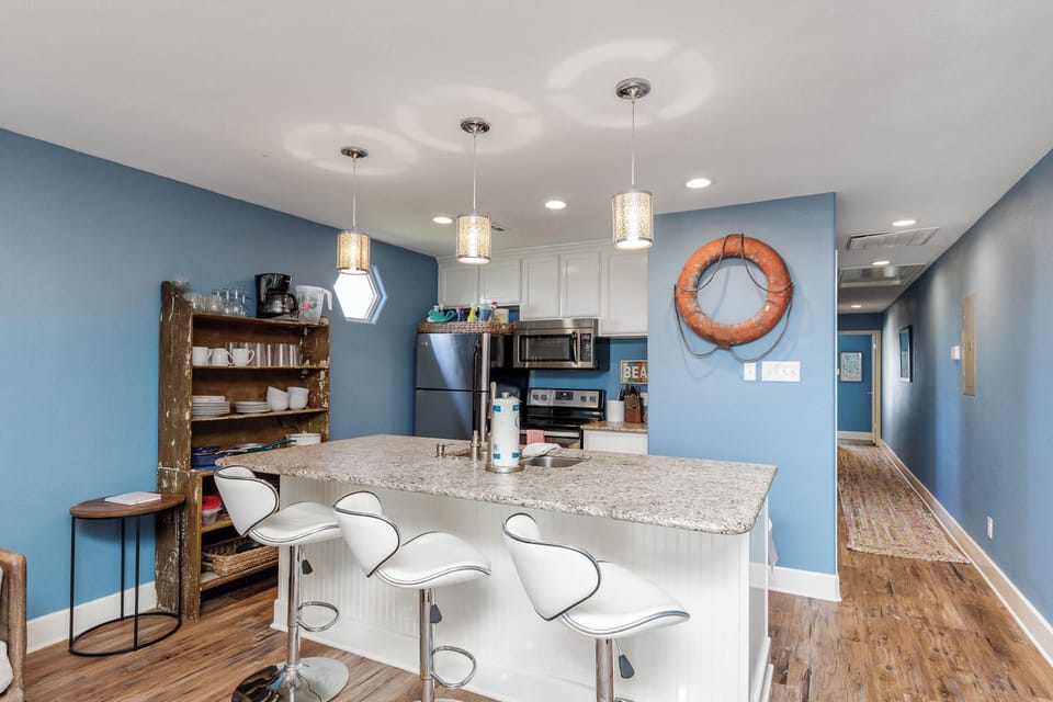 House, Multiple Beds, Patio, Pool View (The Oasis) | Private kitchen | Fridge, microwave, oven, stovetop