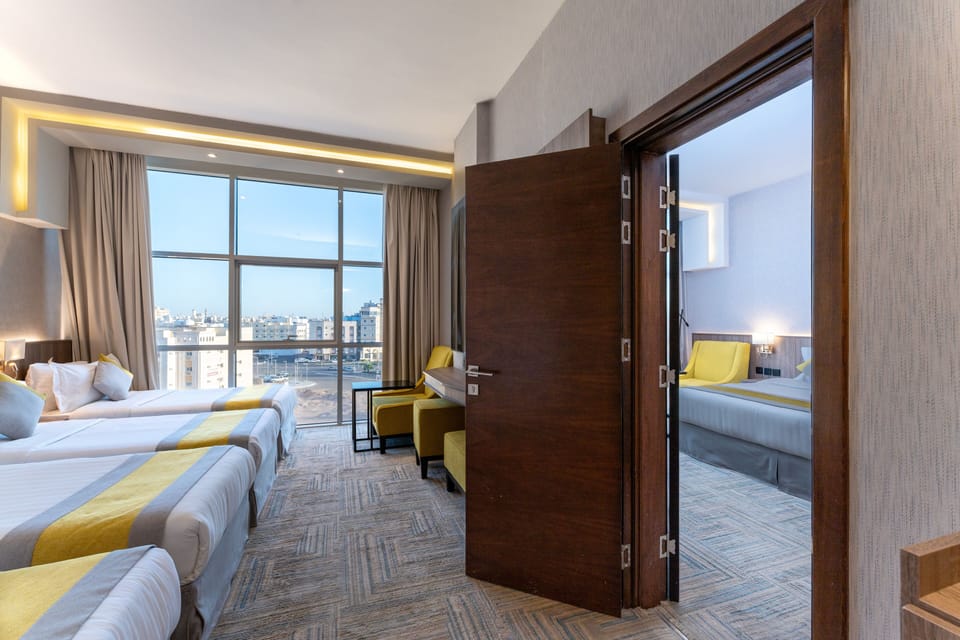 Executive Suite | Egyptian cotton sheets, premium bedding, Select Comfort beds, minibar
