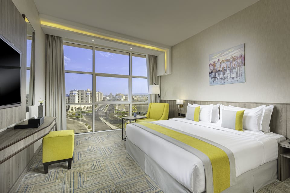 Executive Suite | Egyptian cotton sheets, premium bedding, Select Comfort beds, minibar