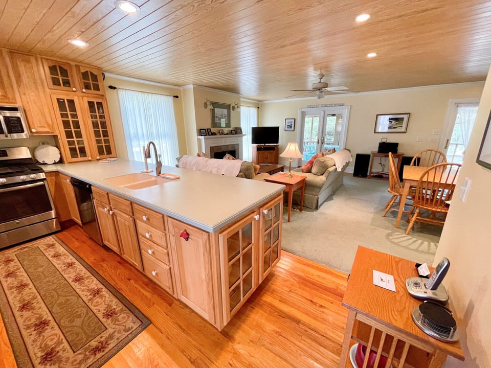 Kitchen (alternate view)