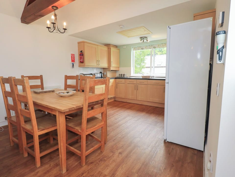 Cottage | Dining