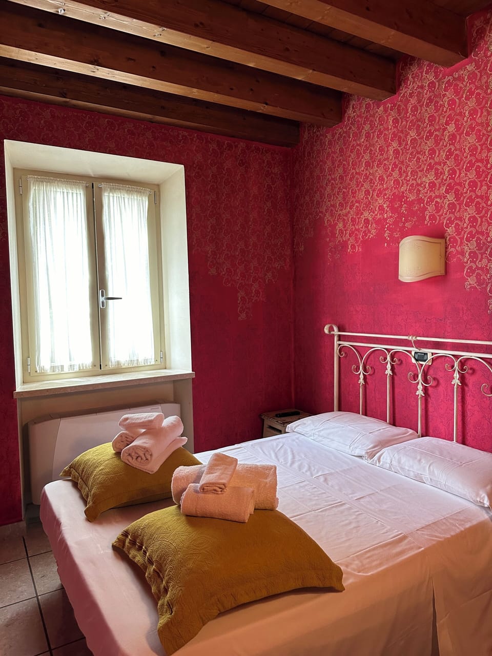 Superior Single Room | Desk, WiFi (free), individually decorated, bed sheets