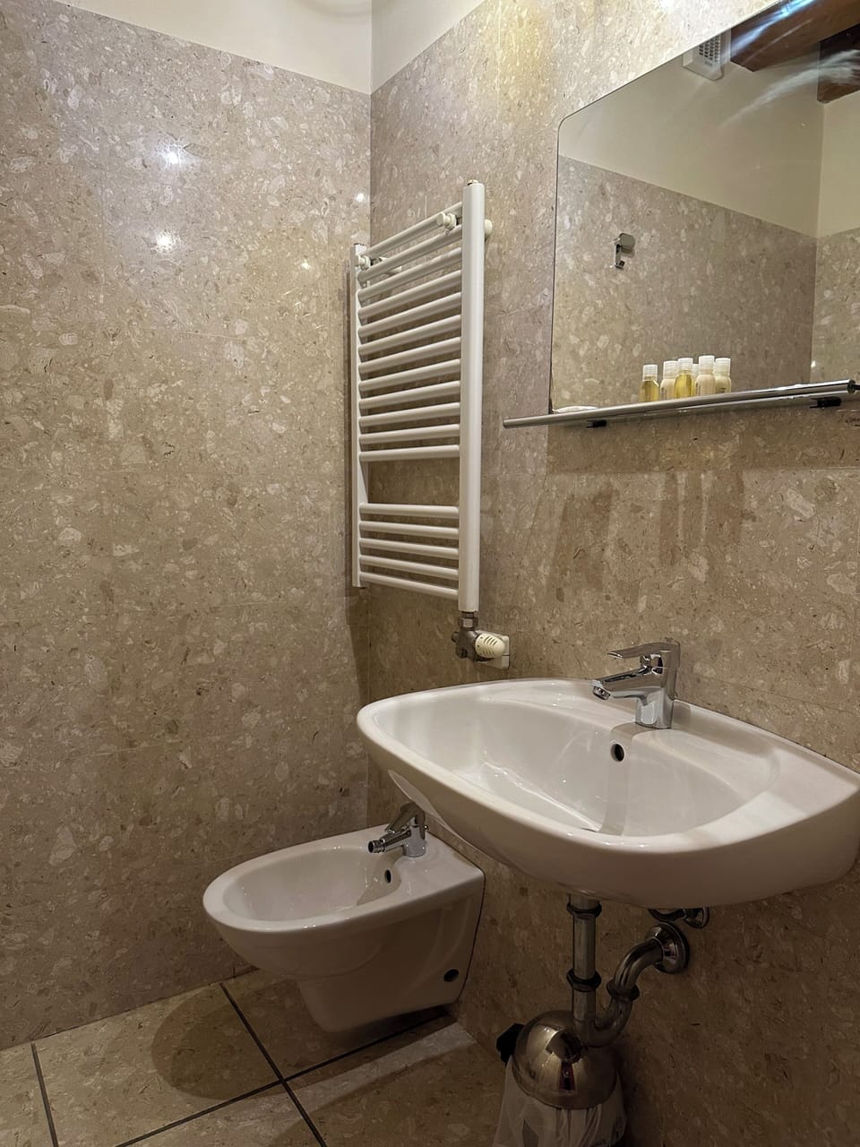 Superior Single Room | Bathroom | Shower, hair dryer, bidet, towels