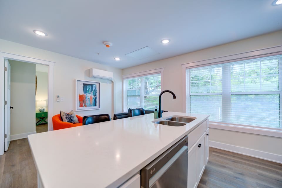 Deluxe Suite | Private kitchen | Full-size fridge, microwave, oven, stovetop