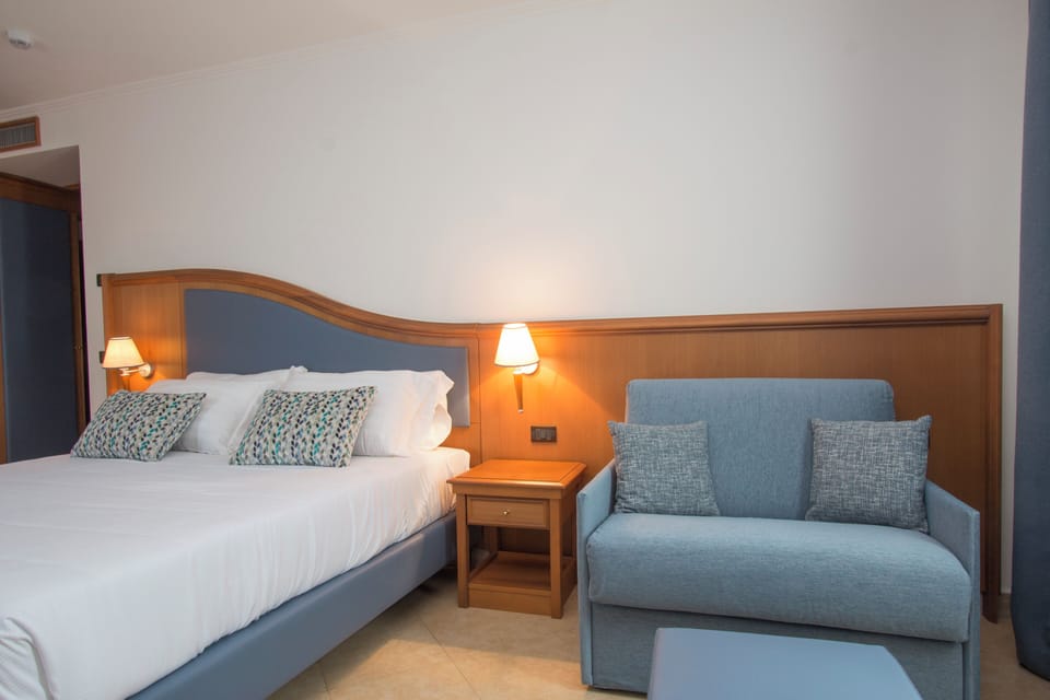 In-room safe, desk, WiFi (free), bed sheets