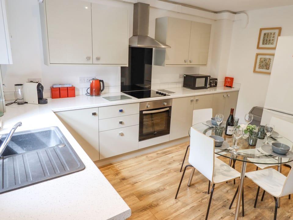 Fridge, dishwasher, cookware/dishes/utensils