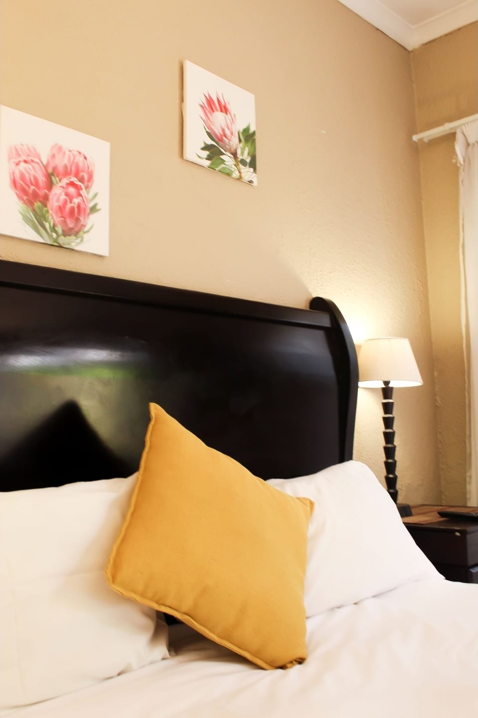 Deluxe Studio Suite, 1 Queen Bed | Individually decorated, individually furnished, laptop workspace