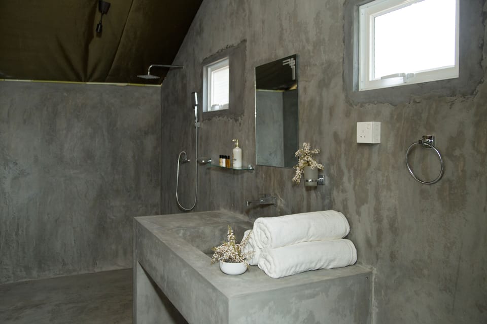Shower, rainfall showerhead, free toiletries, bidet