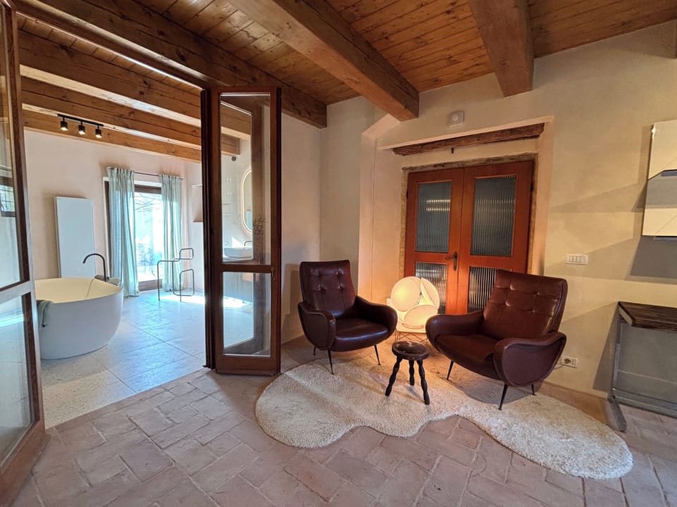 Deluxe Suite, Vineyard View, Ground Floor | Living area